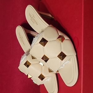 NWB Valentino Roman Stud heels